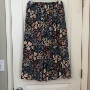 💗😊pretty flowery skirt with plates at the bottom size medium. Covers calf😊